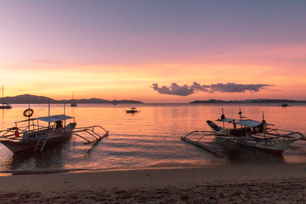 sunset colors at Port Barton's beach and a must do when for 2 weeks in the Philippines